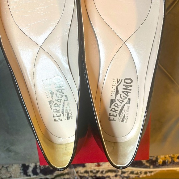 EUC FERRAGAMO Varina Patent Leather Ballet Flats - Size 7 - Picture 9 of 12
